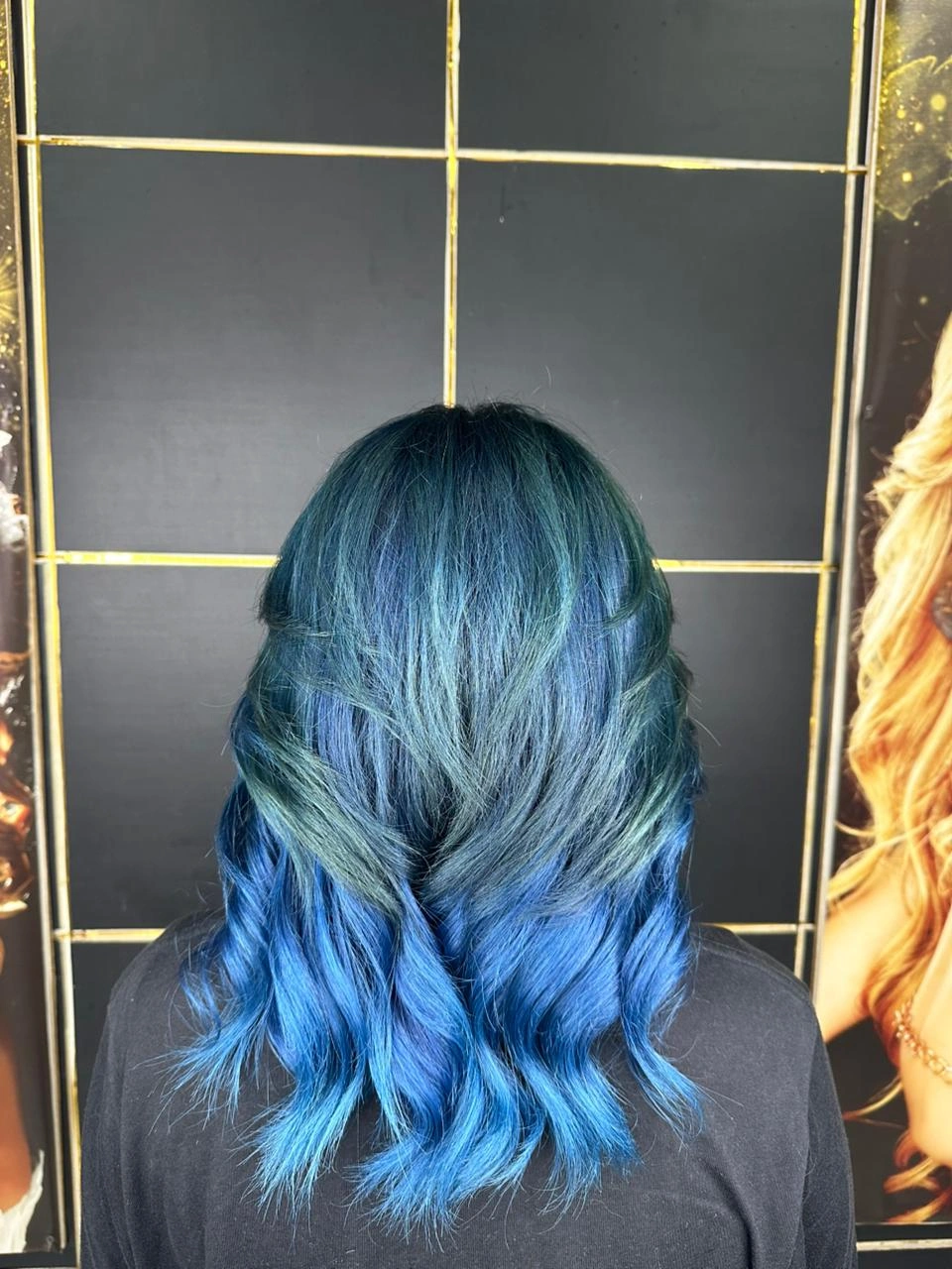 Wanita sedang ditata rambut